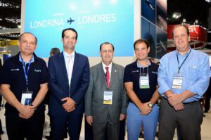 Eduardo Sanovicz com a equipe da Azul e com Antonio Azevedo