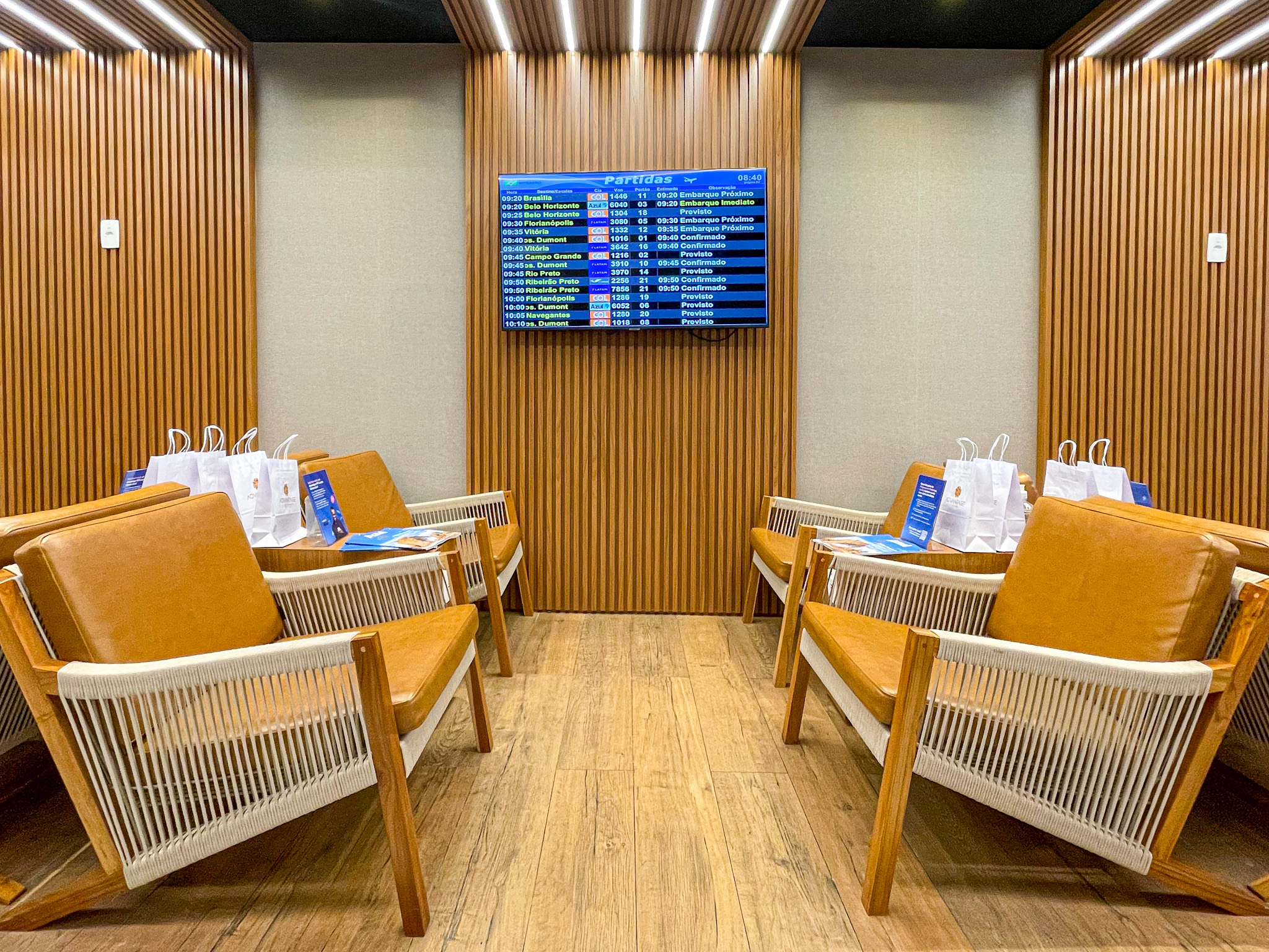 Enquanto espera o voo, o usuário do Advantage VIP Lounge tem acesso a grade de conexões do aeroporto por meio de uma televisão