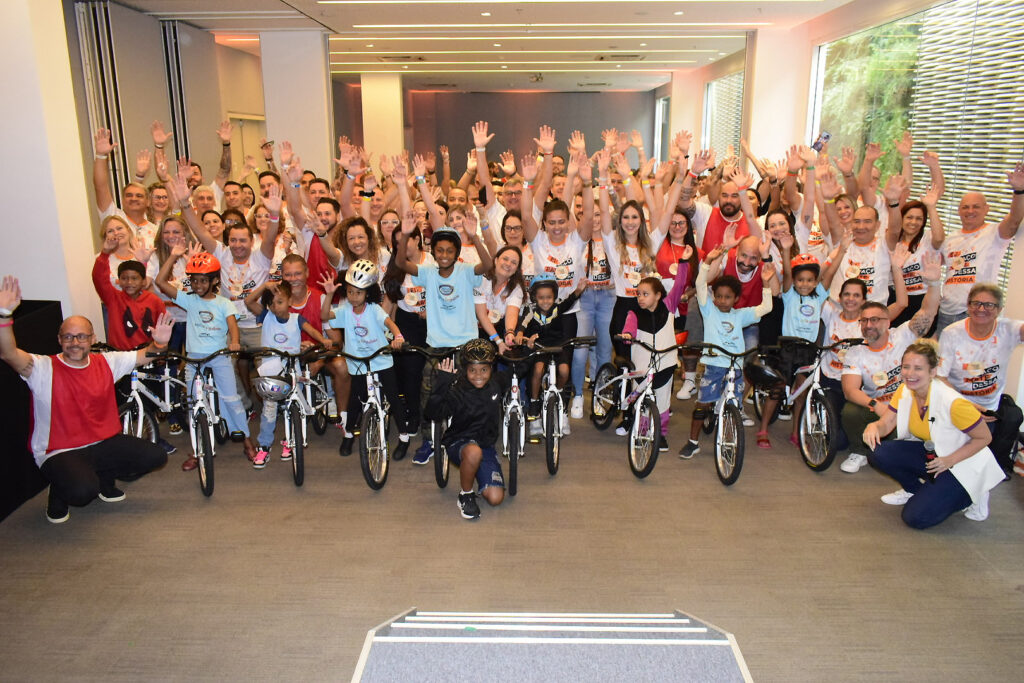 Equipe da Affinity com as crianças que ganharam a bicicleta durante a dinâmica