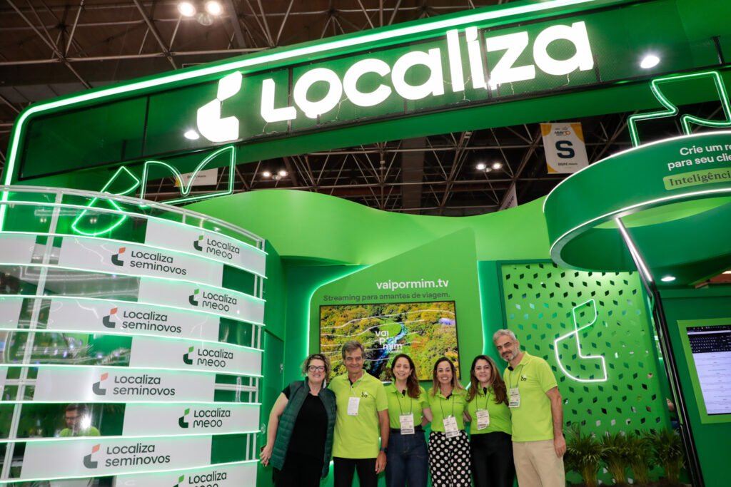 Equipe da Localiza 1 Localiza apresenta inteligência artificial para criar roteiros personalizados na Abav Expo 2023