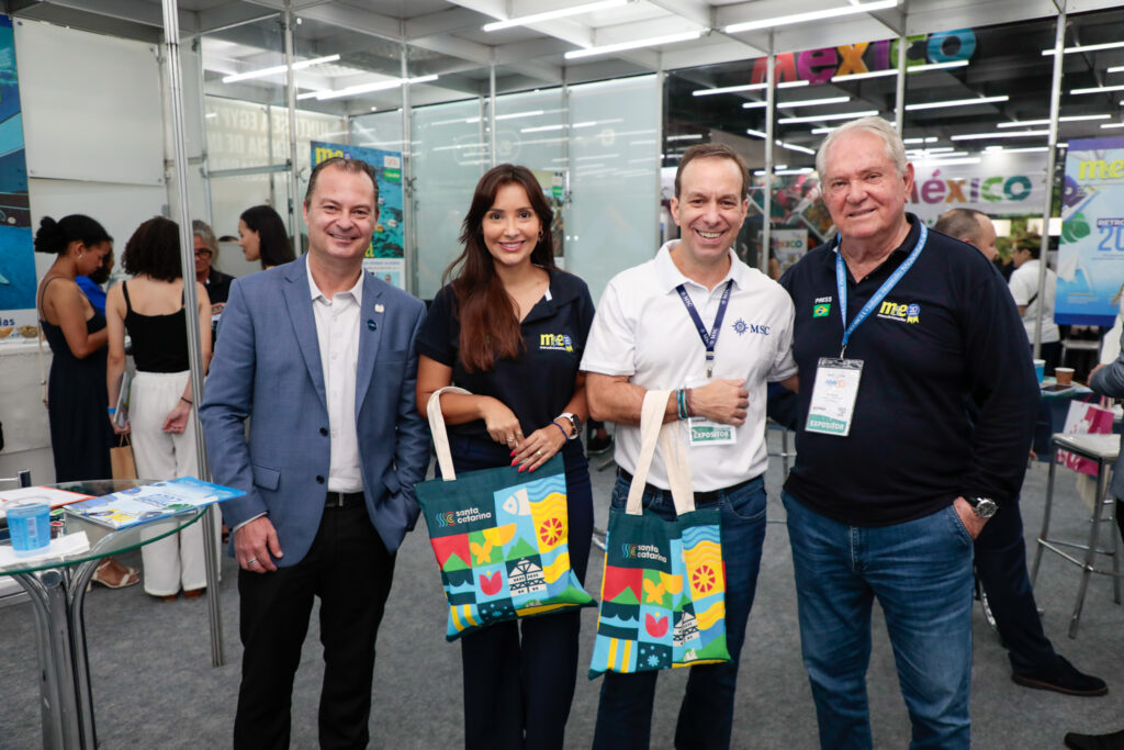 Evandro Neiva, secretário de turismo de Santa Catarina, Natália Strucchi, editora do M&E, Adrian Ursilli, da MSC Cruzeiros, e Roy Taylor, do M&E