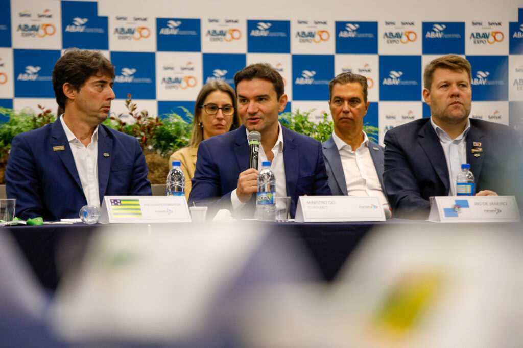 Fabrício Amaral, presidente do Fornatur, Celso Sabino, ministro do Turismo, e Gustavo Tutuca, secretário de turismo do estado do Rio de Janeiro