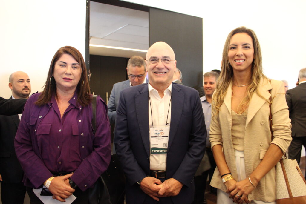 Fatima Facuri, da Abeoc-RJ, Antonio Florencio, da FecomercioRJ, e Camila Souza, ex-secretária de Turismo do Rio