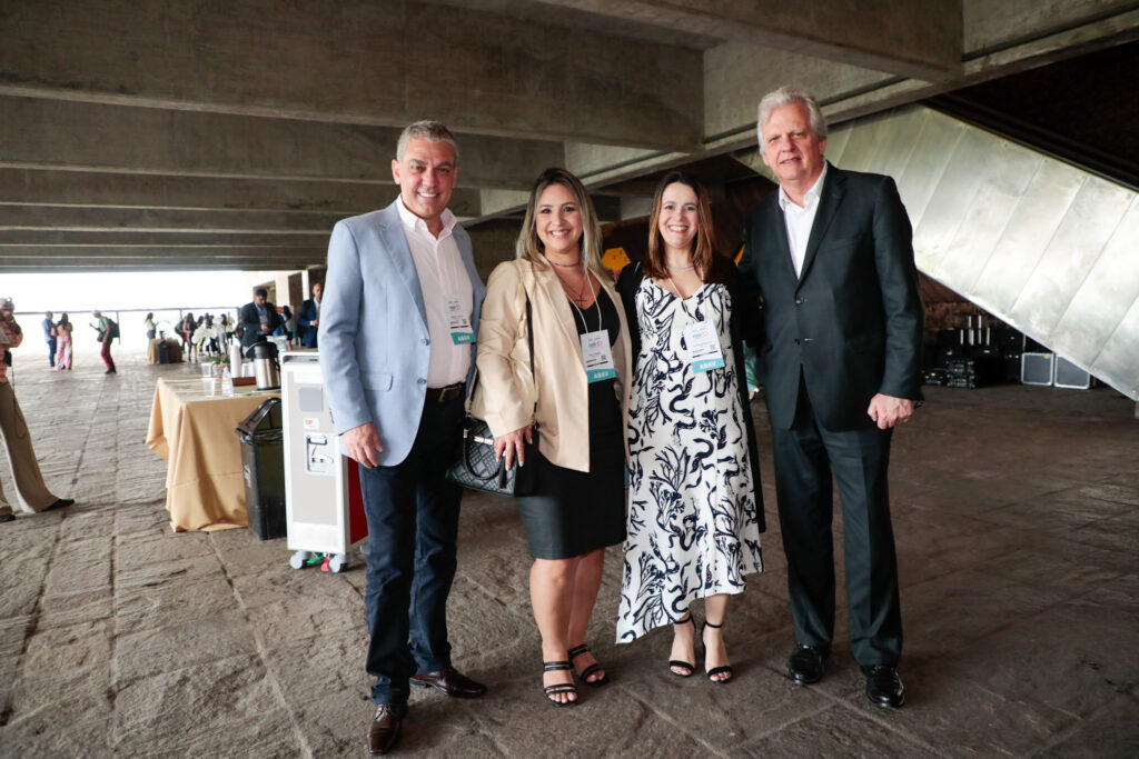 Fernando Santos, Kelly Castanger, e Juliana Assumpção, da Abav-SP Aviesp, e Edmar Bull, da Copastur