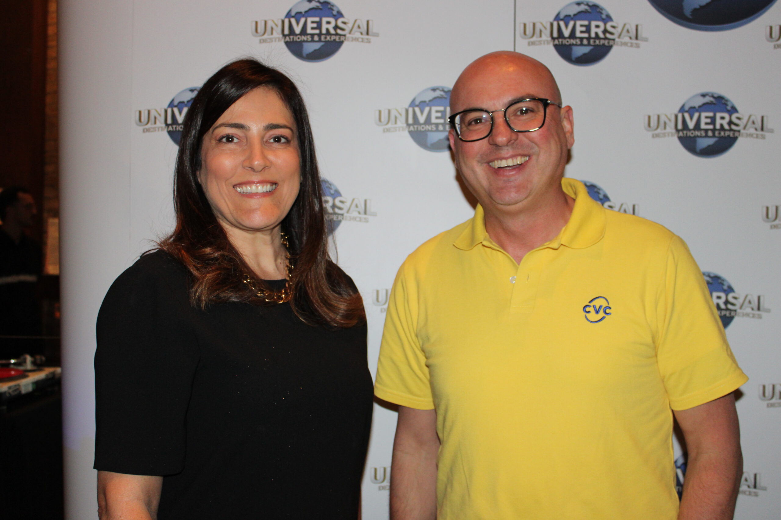 Gabriella Cavalheiro, da Universal, e Fabio Mader, da CVC