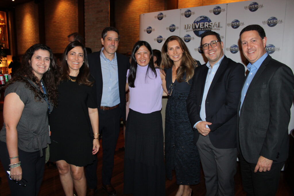 Giulliana Mesquita, da Azul Viagens, Gabi Cavalheiro e Marcos Barros, da Universal, Cris Yoshida, do TudoAzul, e Juliana Pisani e Martin Diniz, da Universal, e Daniel Bicudo, da Azul Viagens