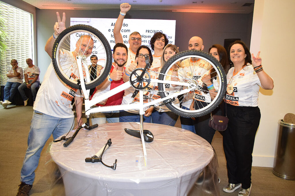 Grupo azul mostrando a bicicleta finalizada
