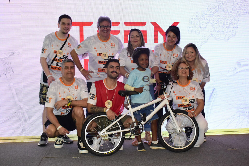 Grupo cinco mostrando a bicleta pronta com a criança contemplada.jpg