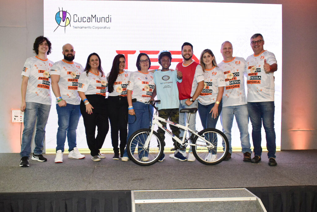 Grupo dez mostrando a bicleta pronta com a criança contemplada