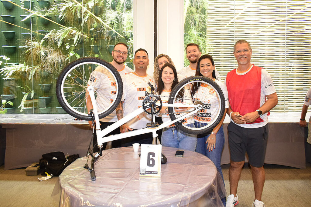 Grupo marrom com sua bicicleta já montada