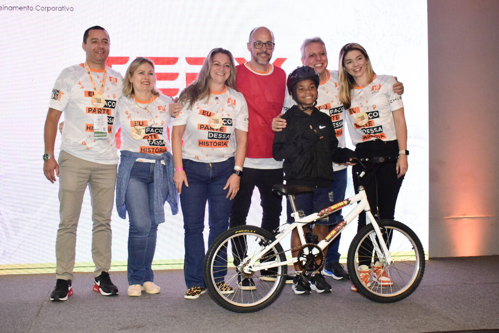 Grupo nove mostrando a bicleta pronta com a criança contemplada.jpg