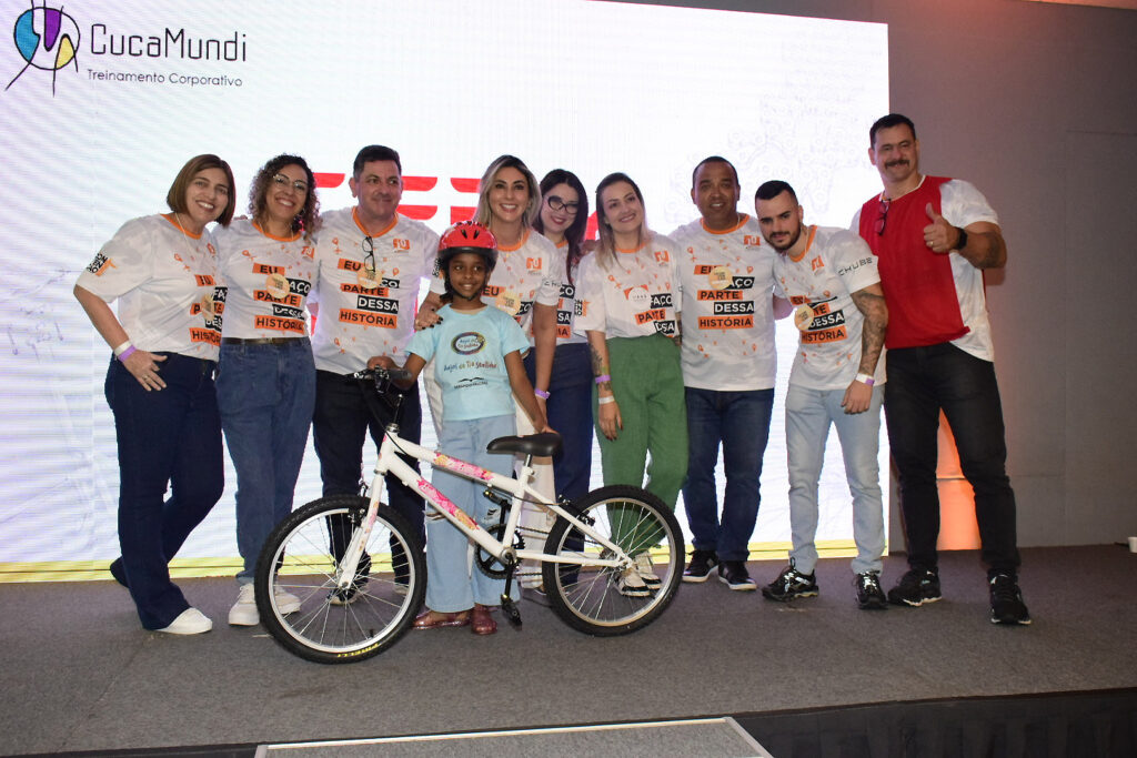 Grupo sete mostrando a bicleta pronta com a criança contemplada