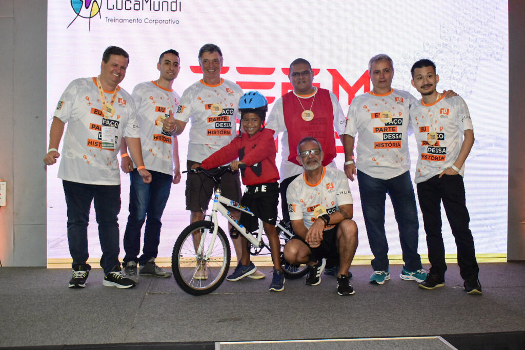 Grupo sete mostrando a bicleta pronta com a criança contemplada.jpg