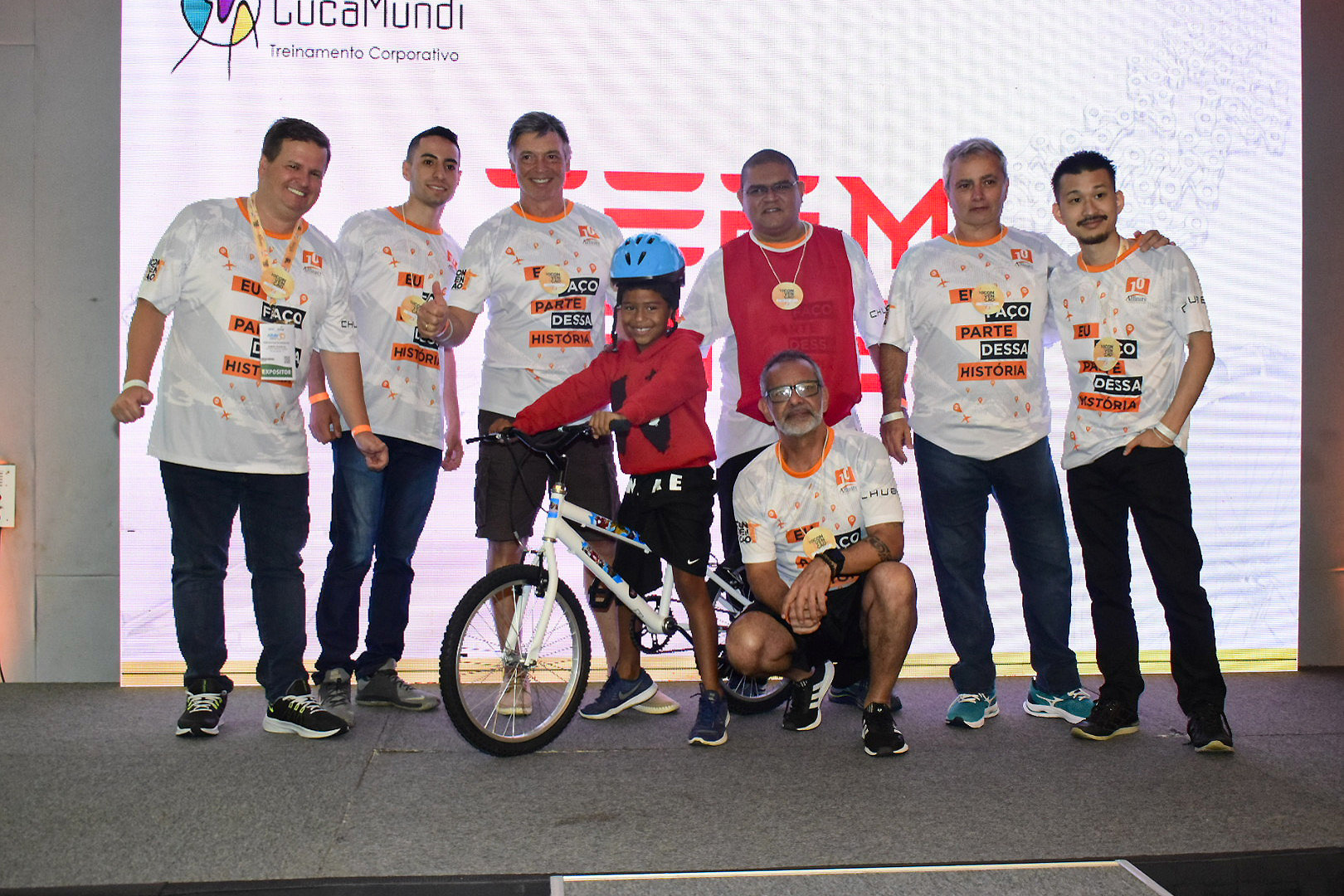 Grupo sete mostrando a bicleta pronta com a criança contemplada.jpg