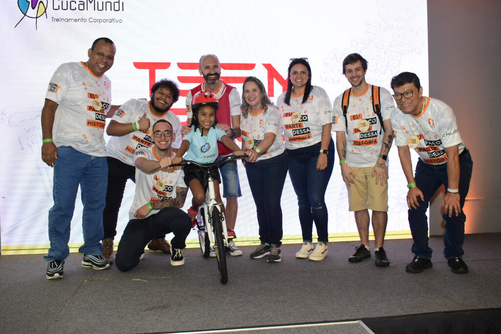Grupo um mostrando a bicleta pronta com a criança contemplada.jpg
