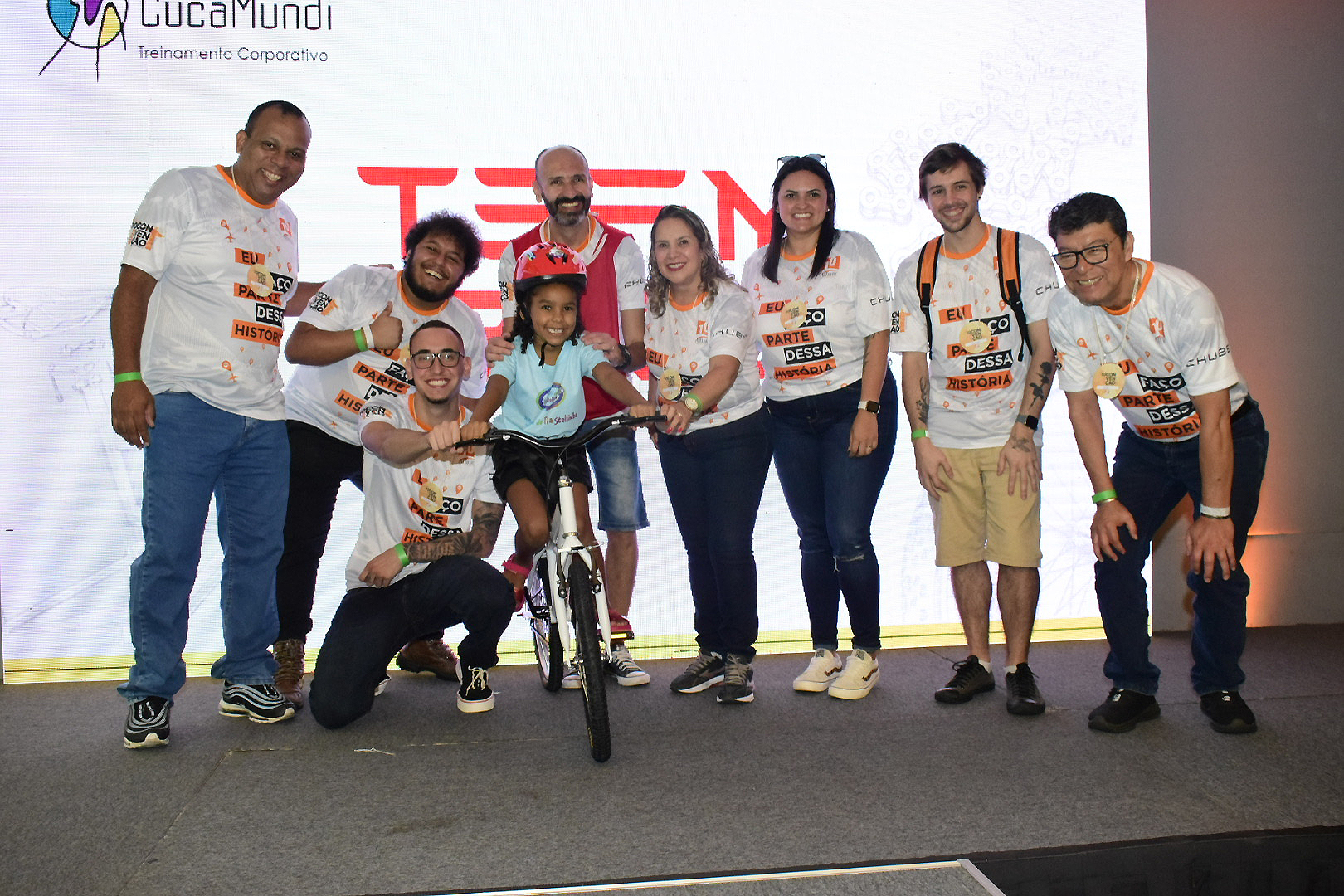 Grupo um mostrando a bicleta pronta com a criança contemplada.jpg