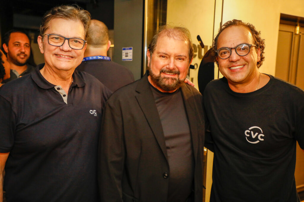 Guilherme Paulus, entre, Paulo Palaia, diretor executivo de tecnologia da CVC Corp, e Fabio Godinho, CEO da CVC Corp