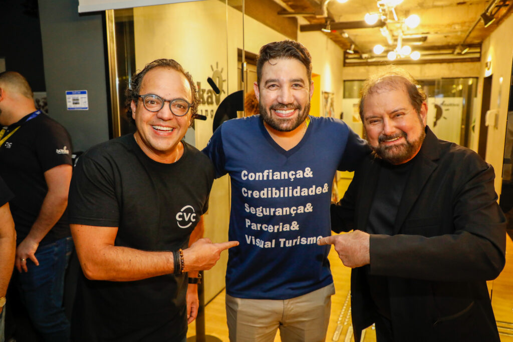 Hugo Lagares, diretor da Visual, entre Fabio Godinho e Guilherme Paulus