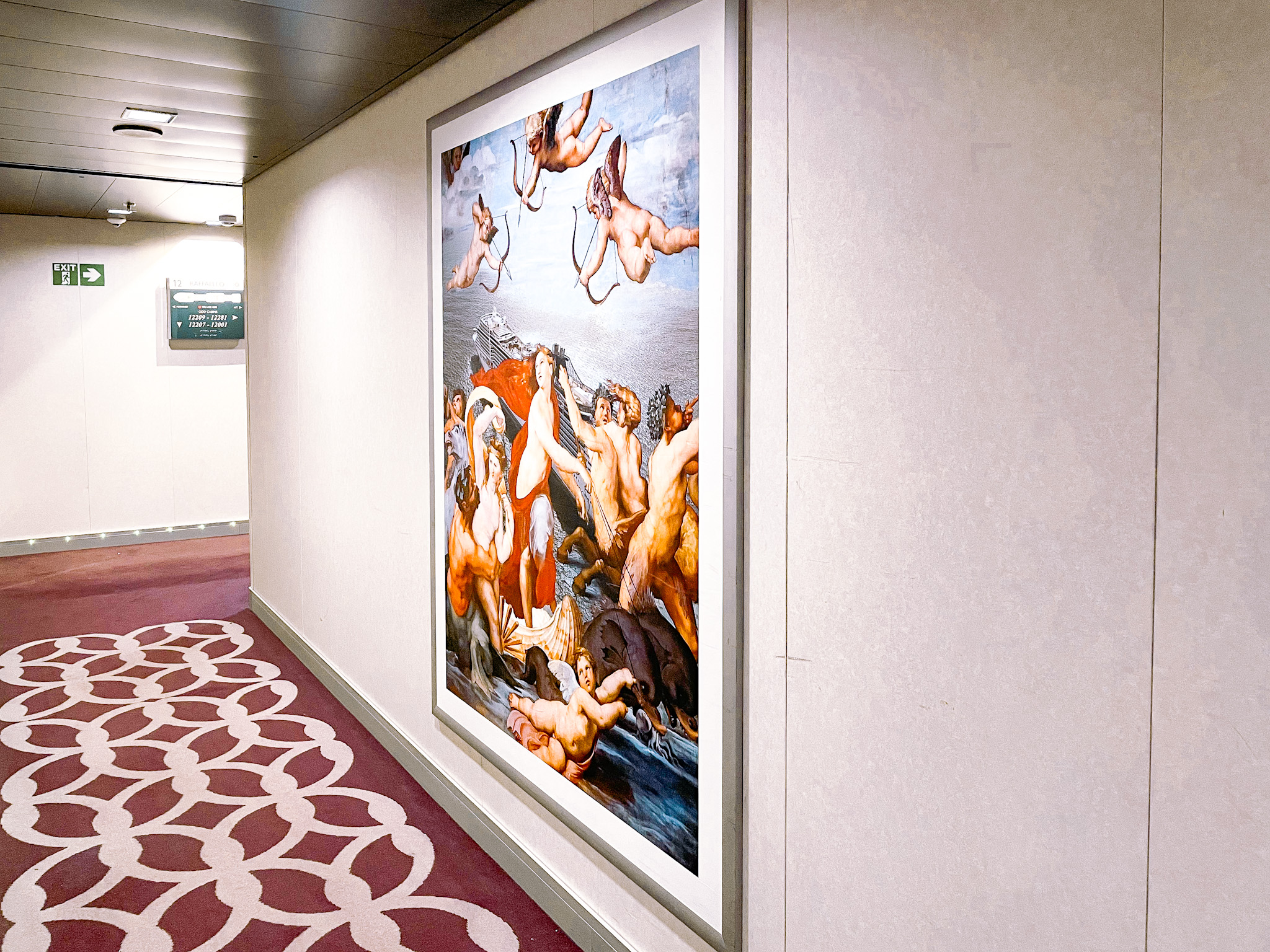 Os corredores são decorados com quadros Os corredores são decorados com quadros