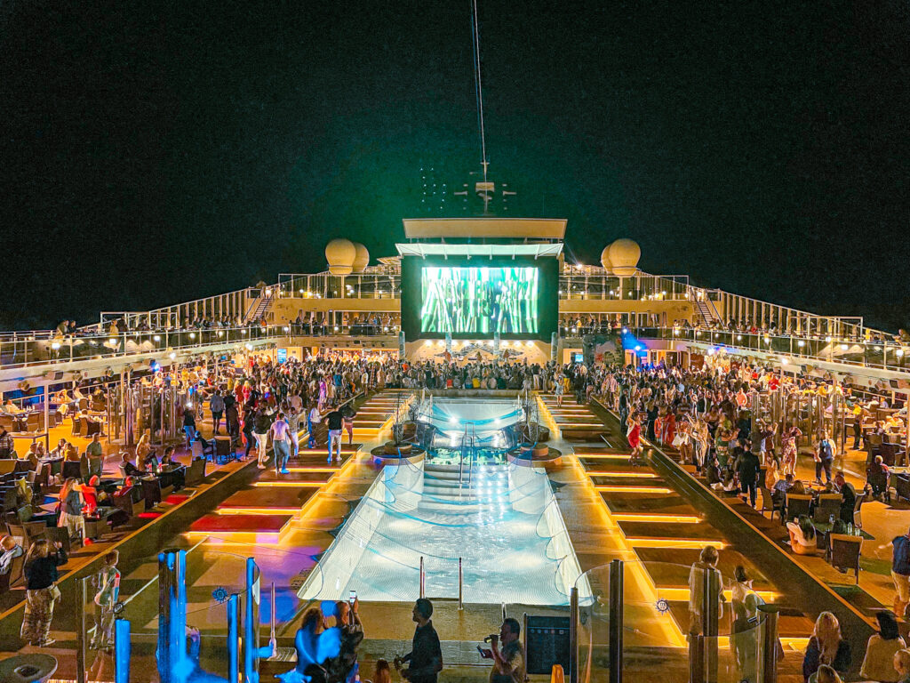 Festa tropical na piscina principal à noite