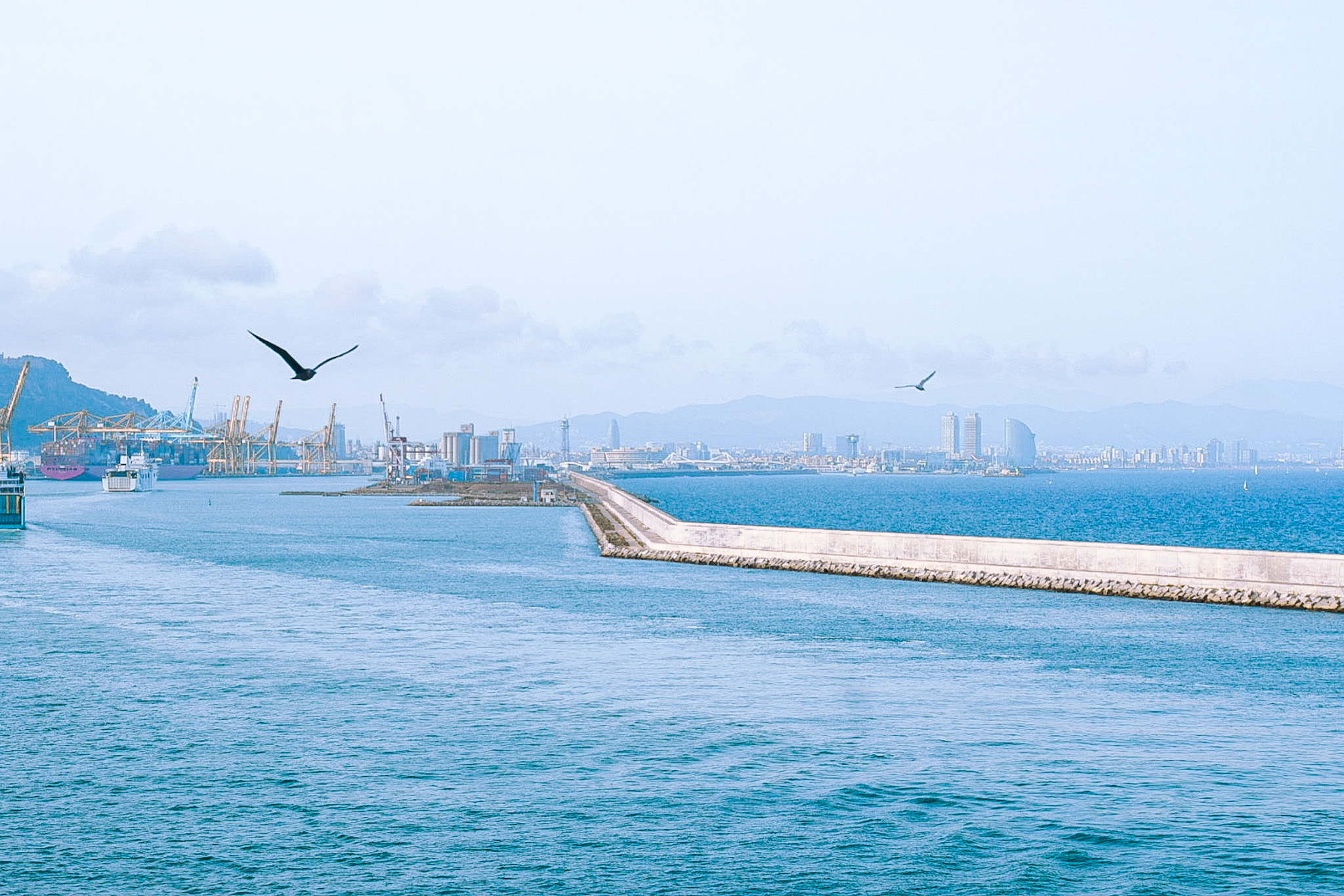 Vista da cabine para o porto de Barcelona durante a saída do navio