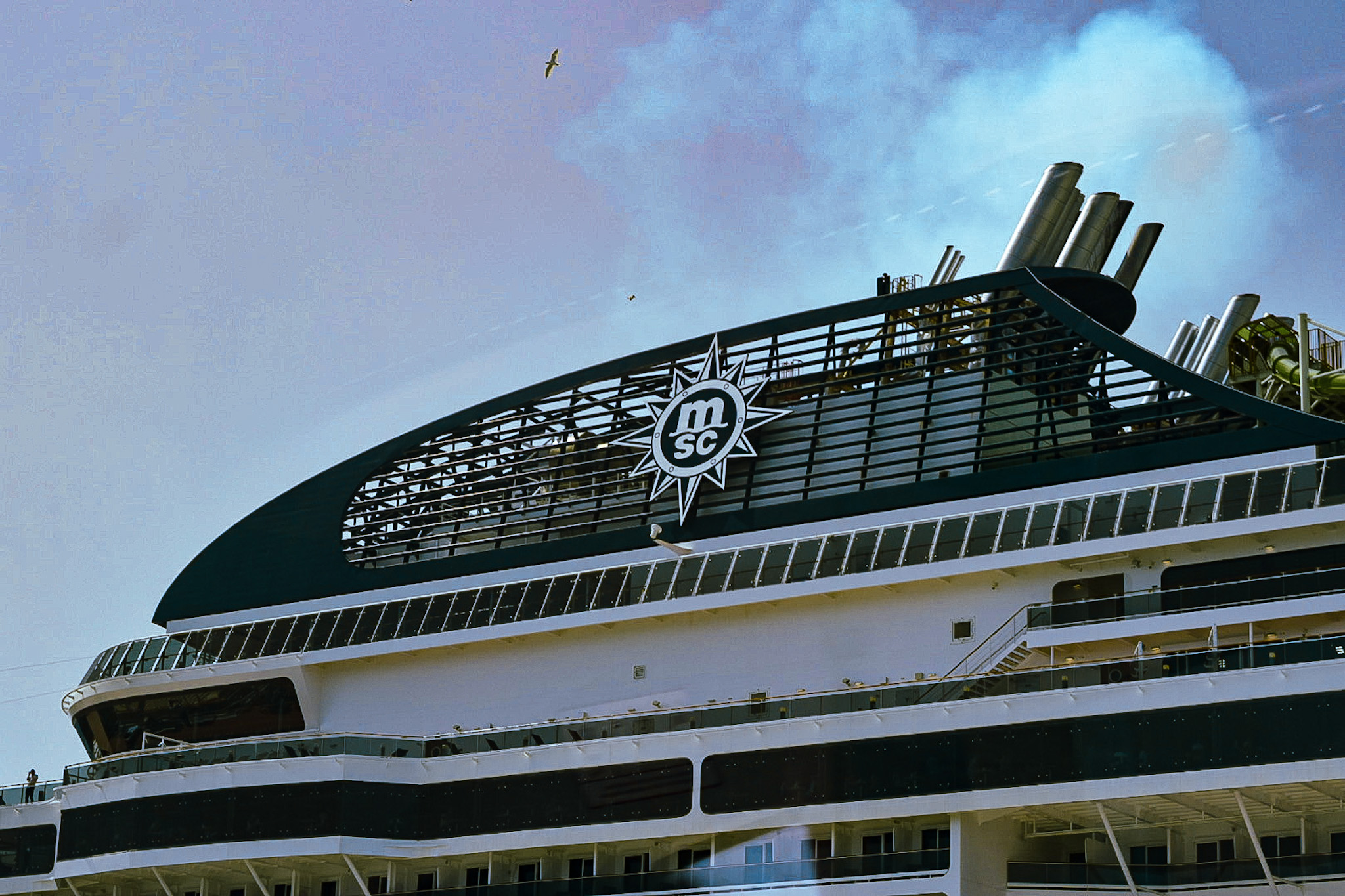 Letreiro do MSC Grandiosa na parte externa do navio Letreiro do MSC Grandiosa na parte externa do navio
