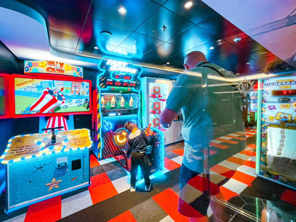 A área arcade é ideal para pais e crianças interagirem