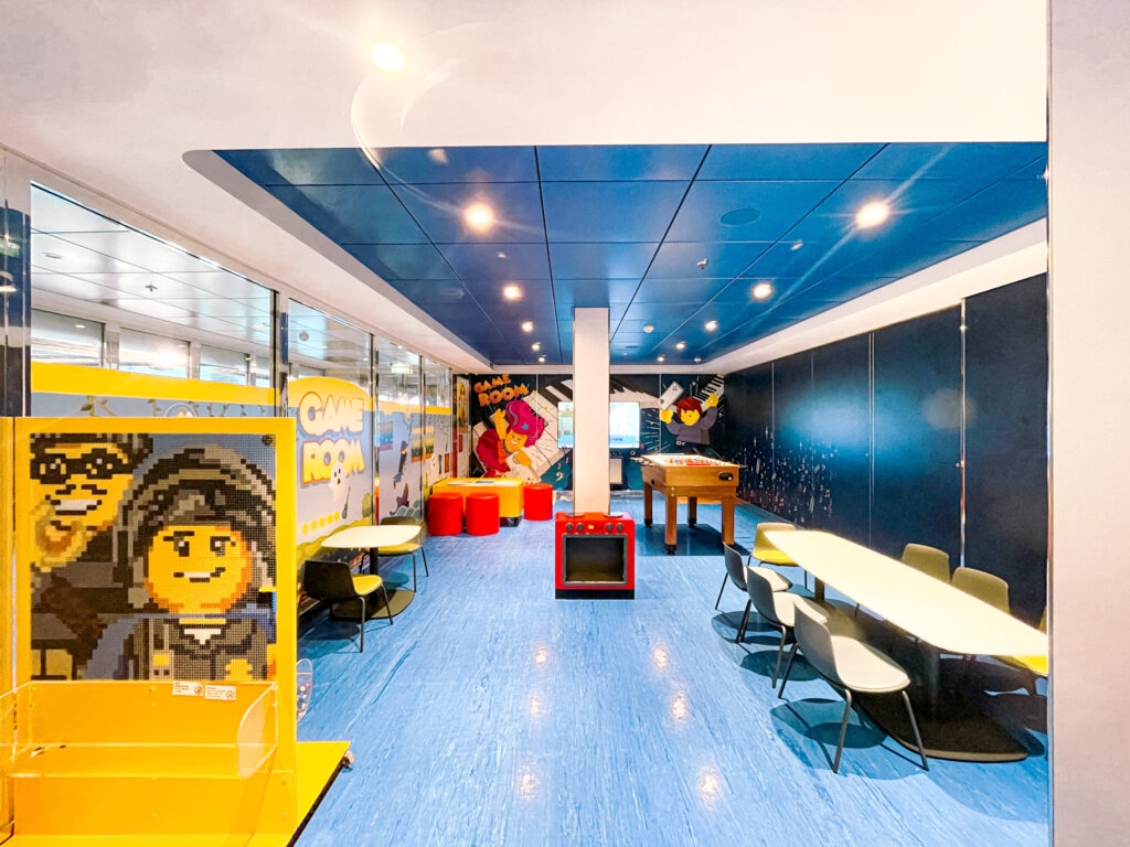 Sala interativa com tema Lego dentro da área infantil