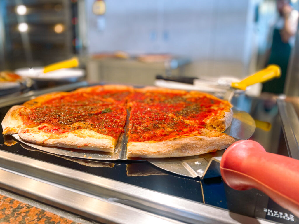 O Marketplace Buffet dispõe de vários sabores de pizza, que são feitos artesanalmente