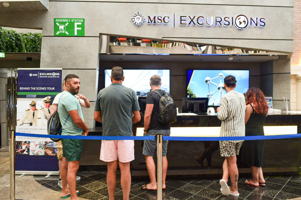 Passageiros na fila do MSC Excursions para comprarem passeios