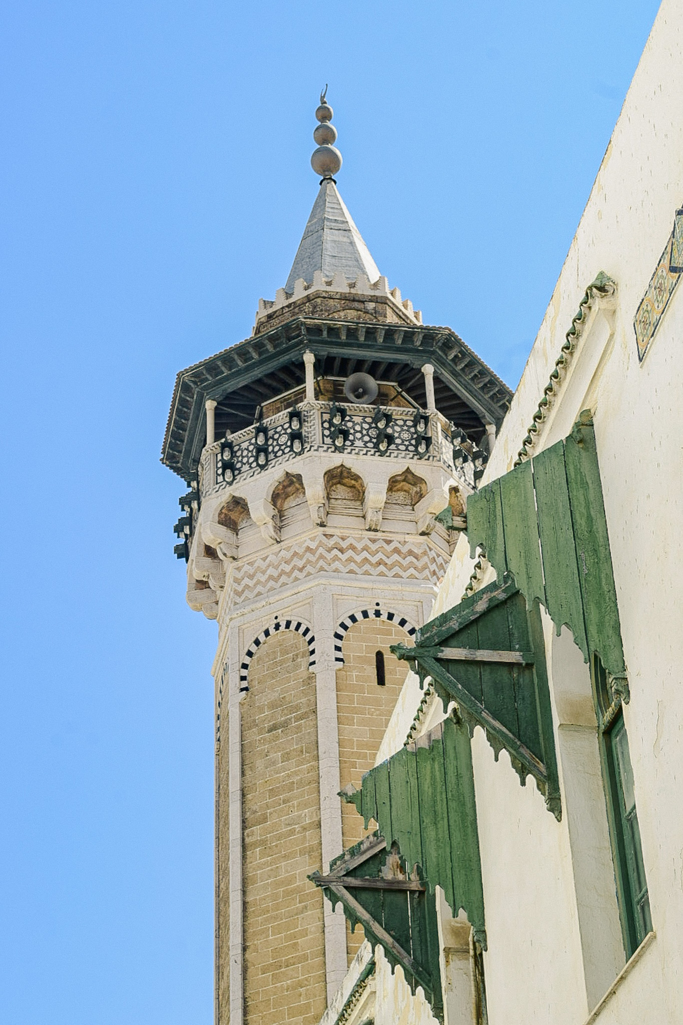 Detalhe da torre da  mesquita Sidi Youssef, uma das mais importantes na região