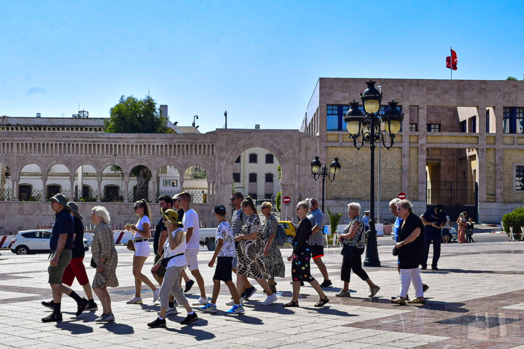 Grupo de cruzeiristas da MSC Cruzeiros chegando na praça Kasbah