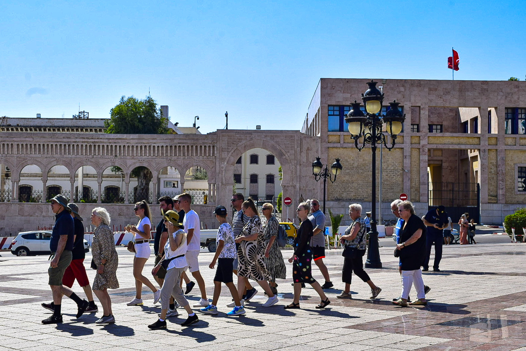 Grupo de cruzeiristas da MSC Cruzeiros chegando na praça Kasbah