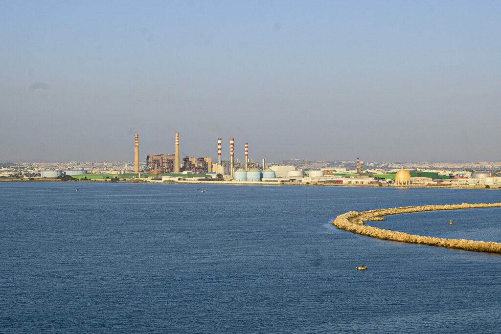 Vista do MSC Grandiosa para a área portuária de La Goulette