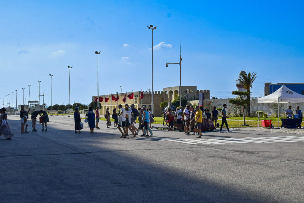Grupo de passageiros da MSC no porto da Tunísia