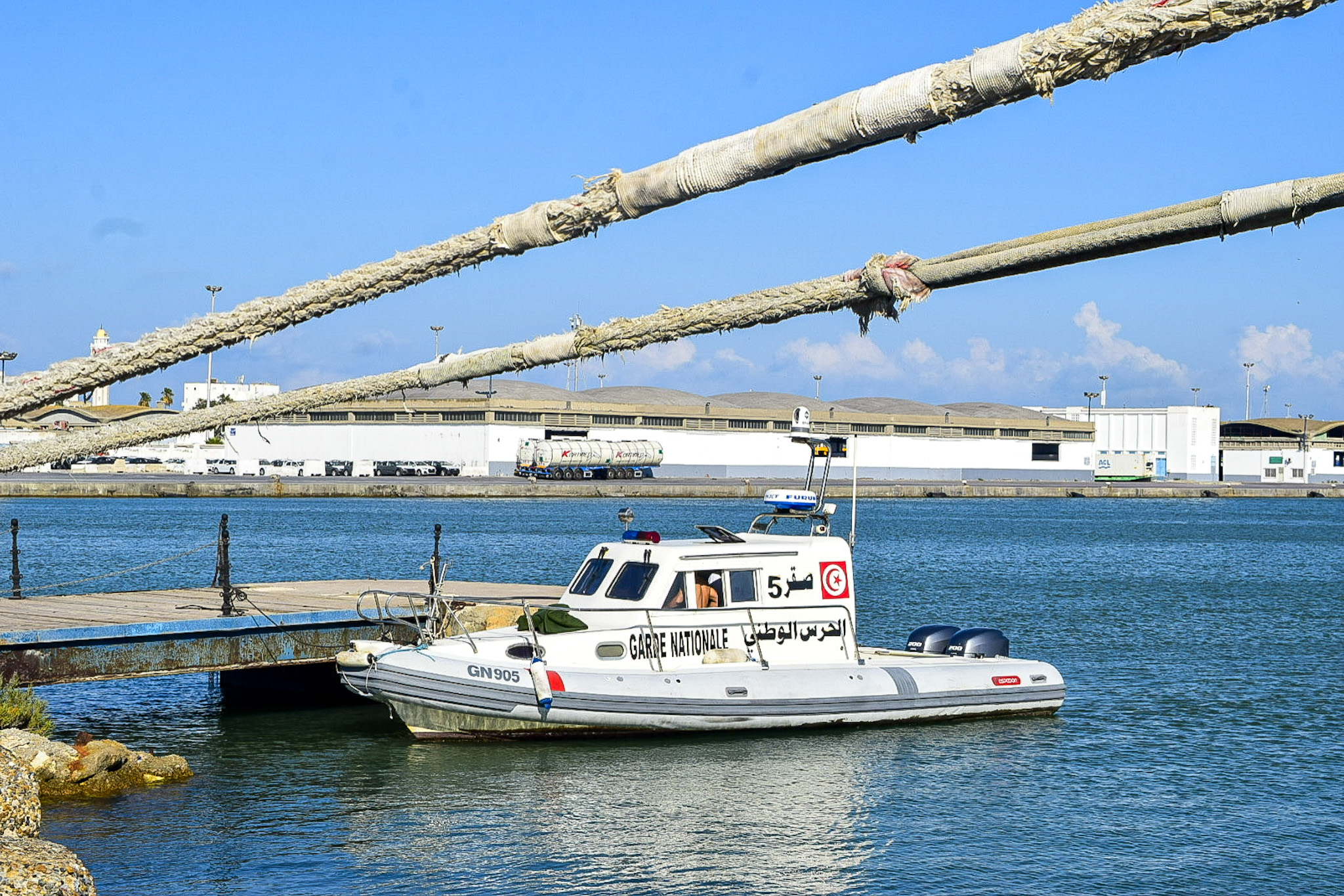 Barco de apoio no porto de La Goulette