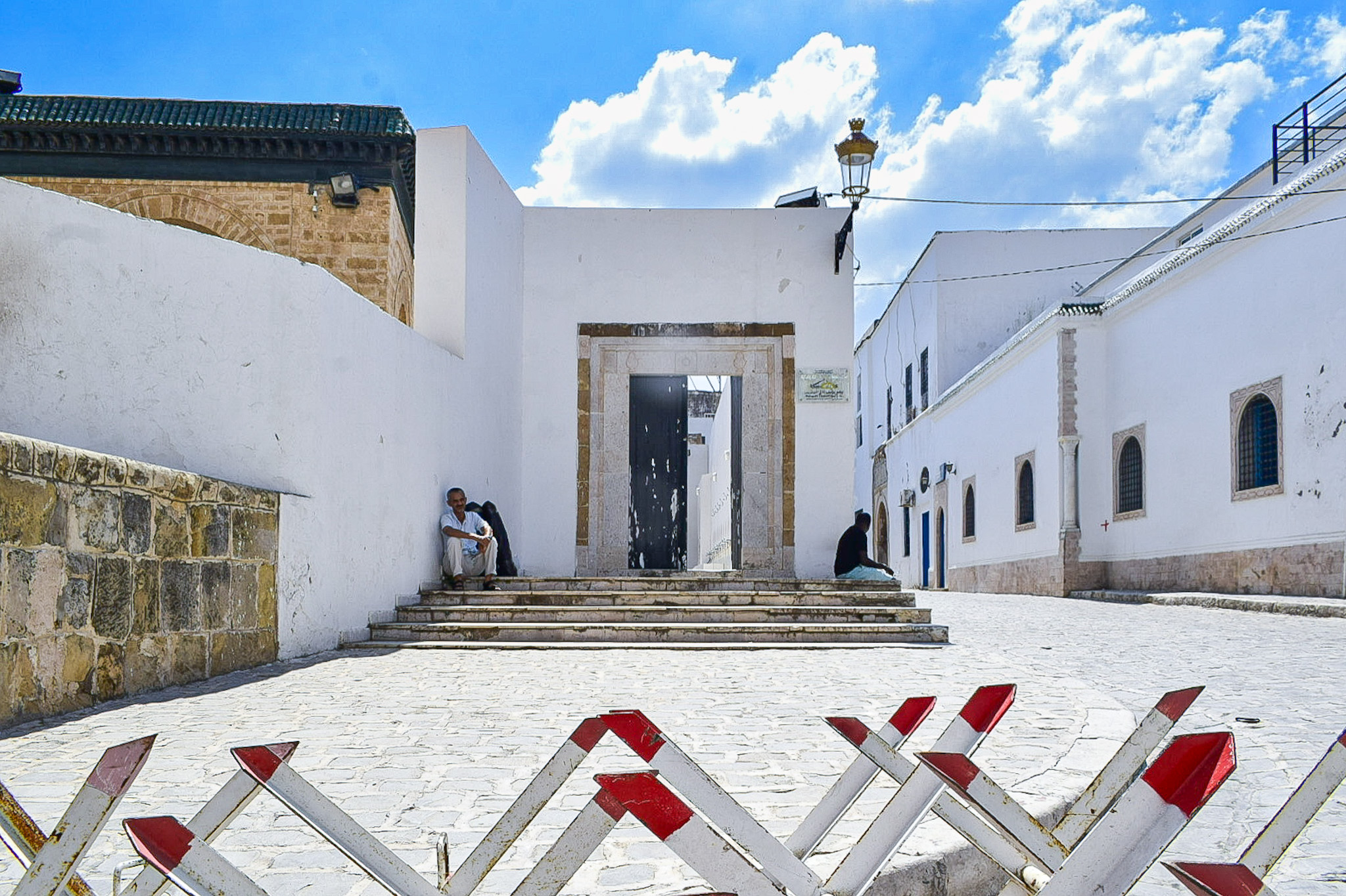 Dispositivo para parar veículos dispostos nas ruas de Tunis
