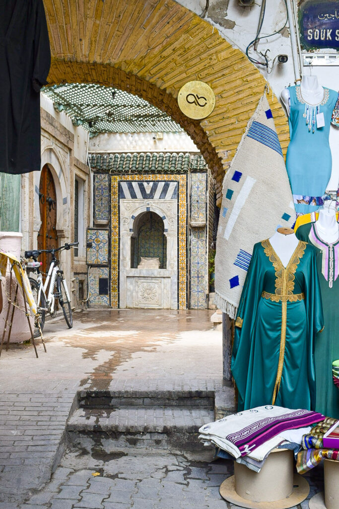 Arcos e detalhes estão marcados na arquitetura de Tunes