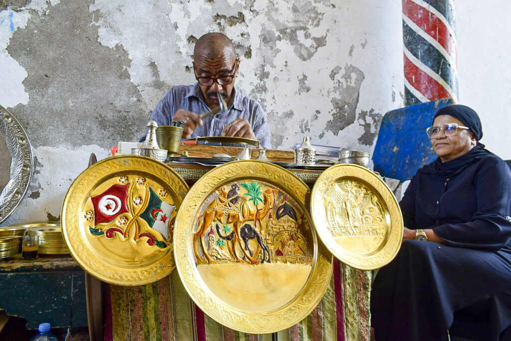 Artesão Tunisiano esculpindo pratos na rua