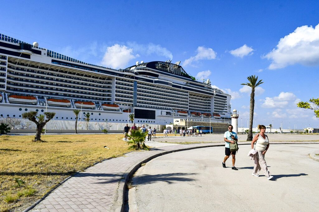 Desembarque de passageiros do MSC Grandiosa em La Goulette, na Tunísia