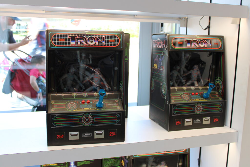 Confira os produtos exclusivos de TRON comercializados pela Disney no Magic Kingdom; fotos Confira os produtos exclusivos de TRON comercializados pela Disney no Magic Kingdom; fotos