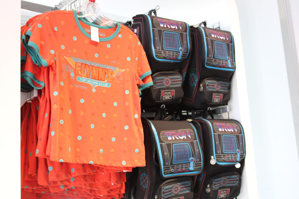 Confira os produtos exclusivos de TRON comercializados pela Disney no Magic Kingdom; fotos Confira os produtos exclusivos de TRON comercializados pela Disney no Magic Kingdom; fotos