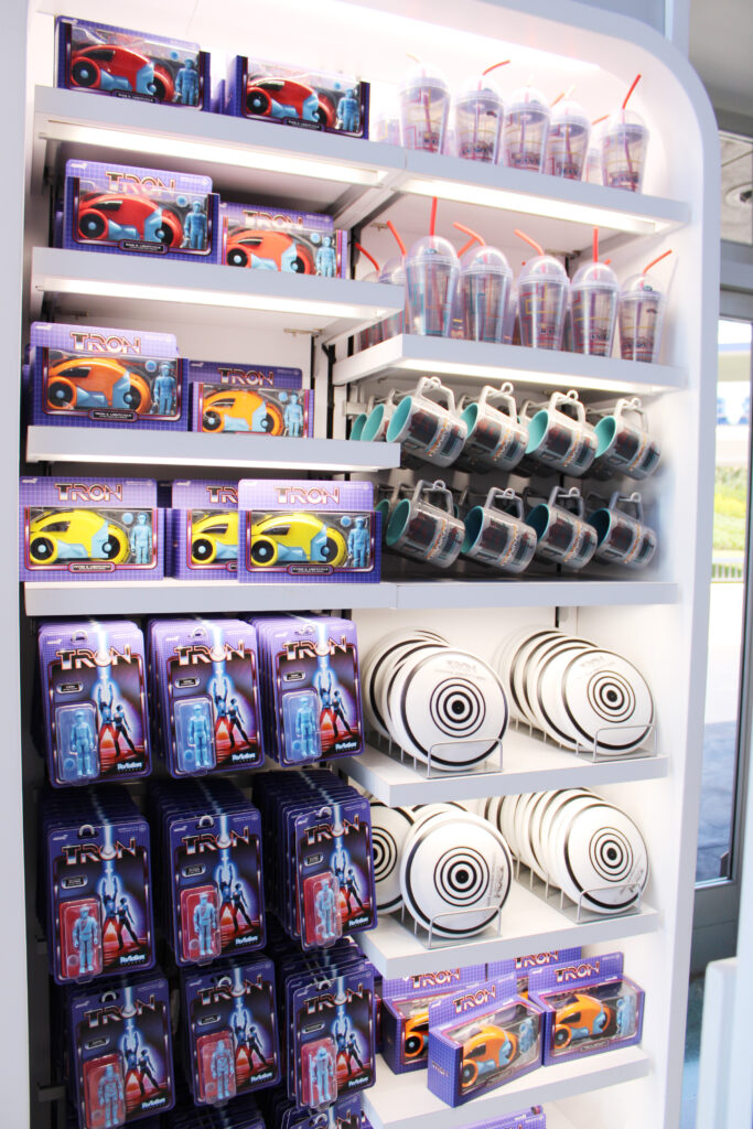Confira os produtos exclusivos de TRON comercializados pela Disney no Magic Kingdom; fotos Confira os produtos exclusivos de TRON comercializados pela Disney no Magic Kingdom; fotos