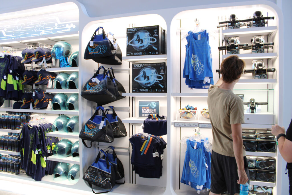 Confira os produtos exclusivos de TRON comercializados pela Disney no Magic Kingdom; fotos Confira os produtos exclusivos de TRON comercializados pela Disney no Magic Kingdom; fotos