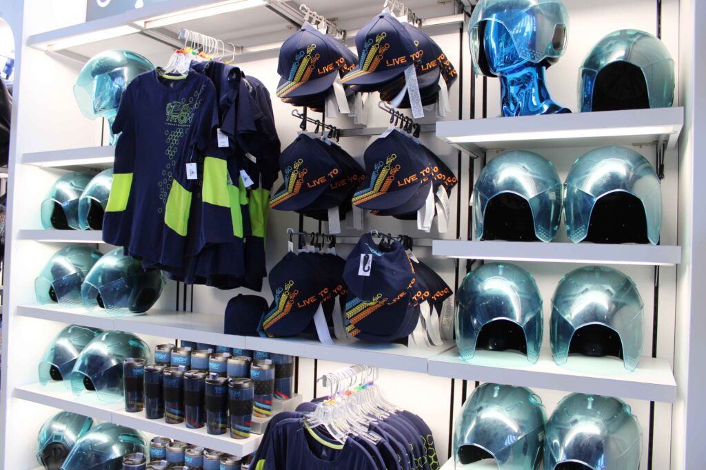 Confira os produtos exclusivos de TRON comercializados pela Disney no Magic Kingdom; fotos Confira os produtos exclusivos de TRON comercializados pela Disney no Magic Kingdom; fotos