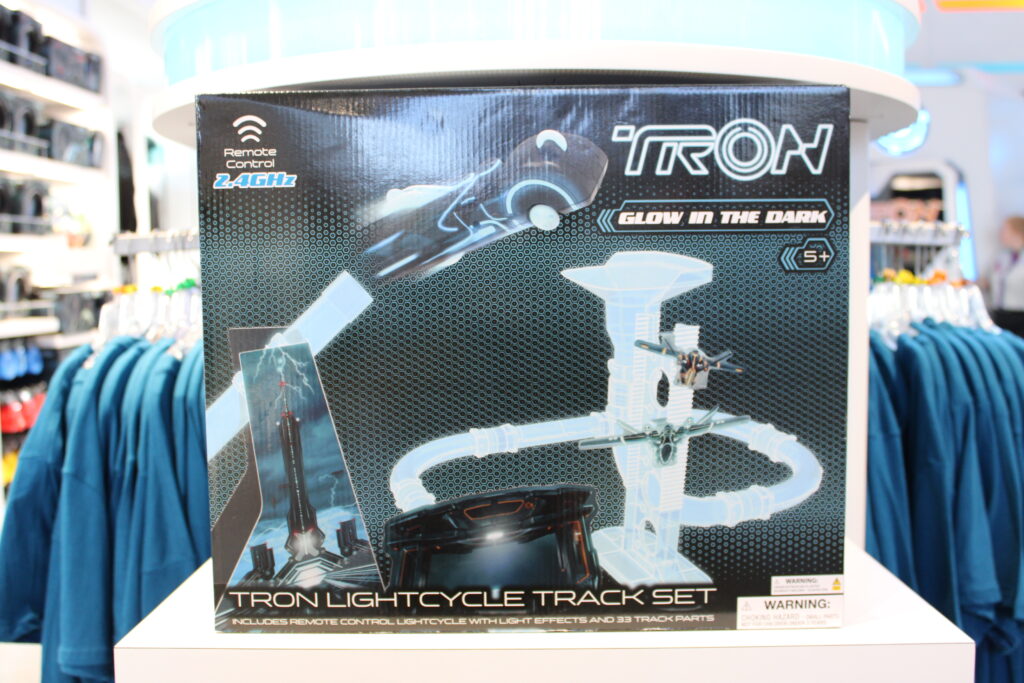 Confira os produtos exclusivos de TRON comercializados pela Disney no Magic Kingdom; fotos Confira os produtos exclusivos de TRON comercializados pela Disney no Magic Kingdom; fotos