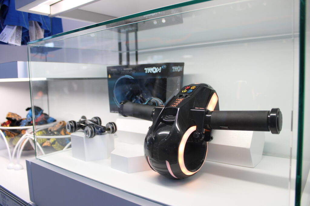 Confira os produtos exclusivos de TRON comercializados pela Disney no Magic Kingdom; fotos Confira os produtos exclusivos de TRON comercializados pela Disney no Magic Kingdom; fotos