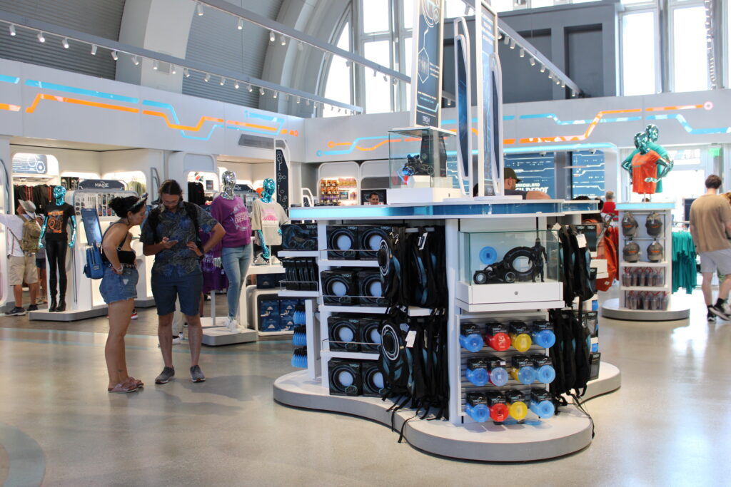 Confira os produtos exclusivos de TRON comercializados pela Disney no Magic Kingdom; fotos Confira os produtos exclusivos de TRON comercializados pela Disney no Magic Kingdom; fotos