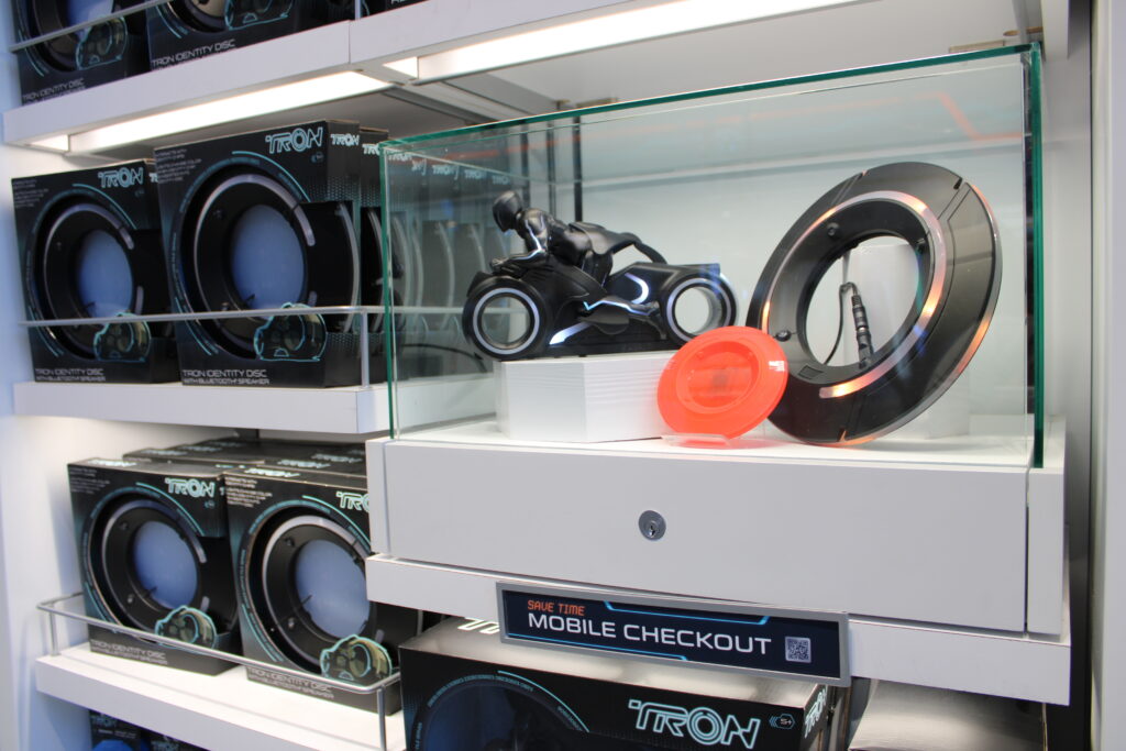 Confira os produtos exclusivos de TRON comercializados pela Disney no Magic Kingdom; fotos Confira os produtos exclusivos de TRON comercializados pela Disney no Magic Kingdom; fotos