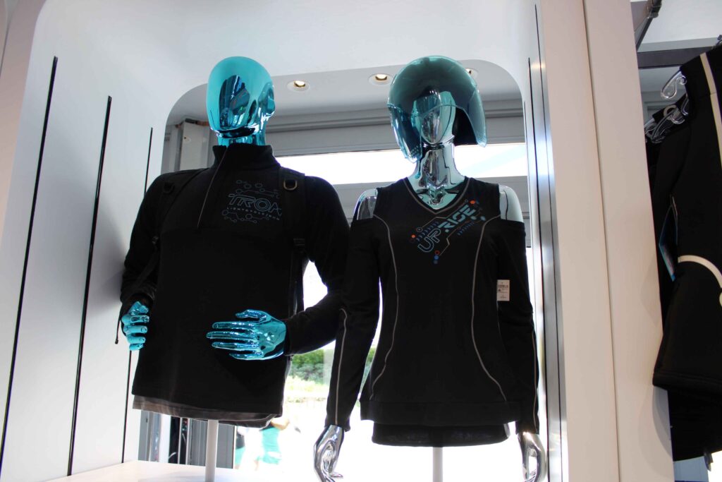 Confira os produtos exclusivos de TRON comercializados pela Disney no Magic Kingdom; fotos Confira os produtos exclusivos de TRON comercializados pela Disney no Magic Kingdom; fotos